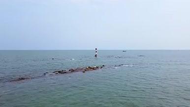 广西北部湾大海灯塔海水4K航拍视频的预览图